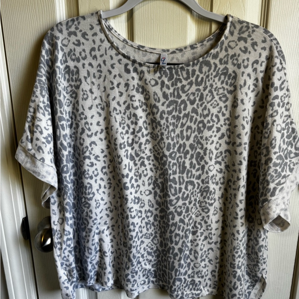 Stylish Gray Leopard Print Women's Short Sleeve Tee